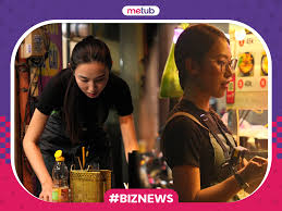 Thùy Tiên, Khánh Vy tất bật chạy bàn, rửa chén tại chợ trong “Đu Đêm”